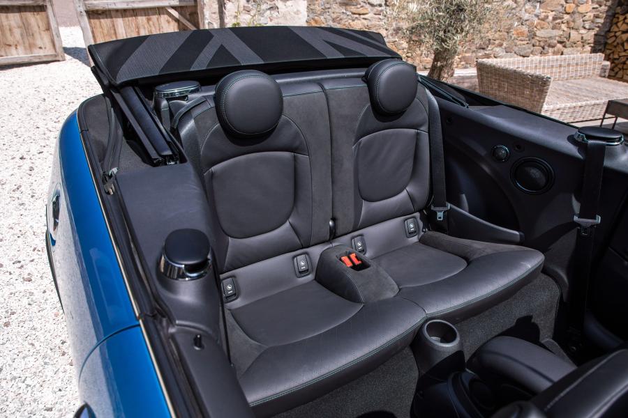 Интерьер Mini John Cooper Works Cabrio (F57) 2018 года  (WW) (фото 19 из 36)